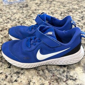 Nike shoes, youth 2.5